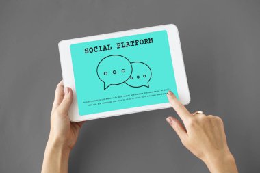 kişi holding dijital tablet