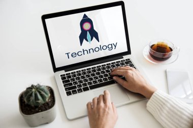 Eller dizüstü bilgisayarda çalışıyor