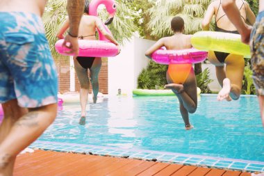 insanlar aşağı yüzme havuzunda atlama