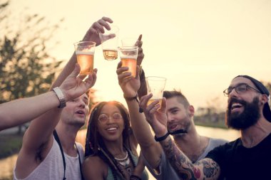  Arkadaşlar eğleniyor.