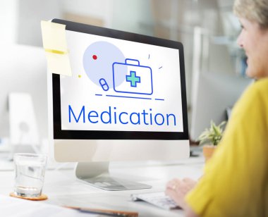 sarışın kadın monitör ekranına bakarak