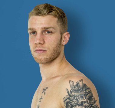 çıplak göğüs ile ciddi adam