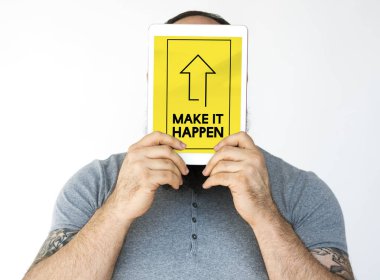 kişi holding dijital tablet.