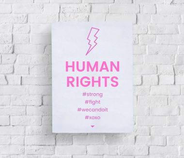 Beyaz tuğla duvara afiş 