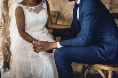 damat ve gelin oturan