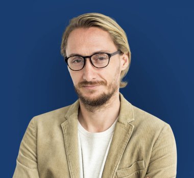sakallı adam gülümsüyor