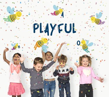 mutlu çocuk konfeti atma