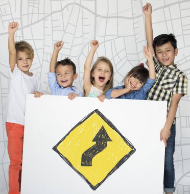 küçük çocuklar afişini holding