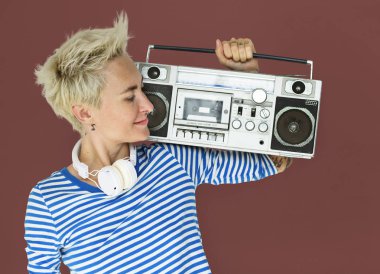 müzik kutusu ve kulaklık ile Kafkas kadın