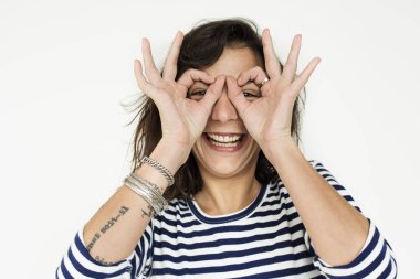 Stüdyoda poz veren güzel bir kadın.