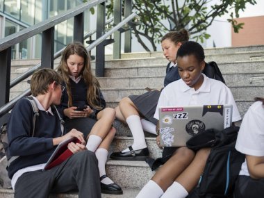 dizüstü bilgisayar kullanan okul öğrenciler