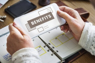 cep telefonu holding kadın eller