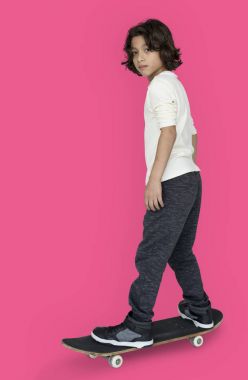 kaykay ile küçük çocuk