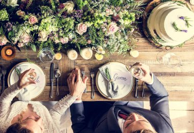 İnsanlar düğün masada kutlamak 