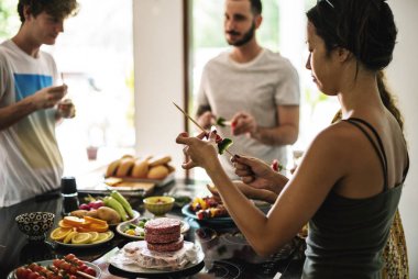 arkadaşlar Barbekü yemek mutfak at