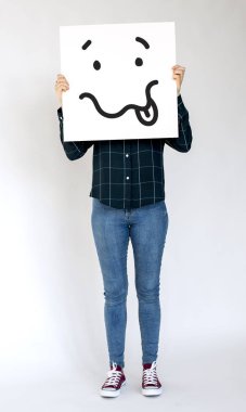 kişi holding afiş. 