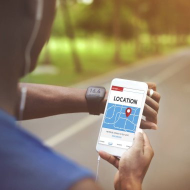 akıllı telefon kullanan sportif adam 