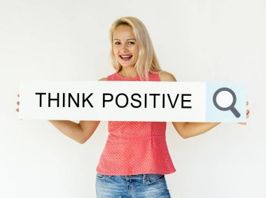 Arama çubuğu tutan kadın 