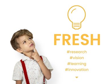 Küçük çocuk Studio düşünceli