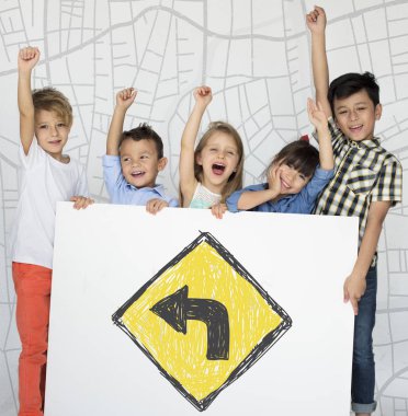 küçük çocuklar afişini holding