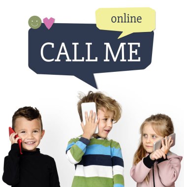 Cep telefonları konuşan çocuklar