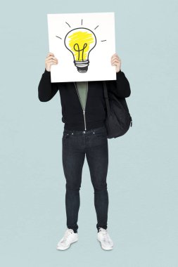 Ampul ile banner tutan adam 