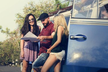 İnsanların harita kontrol 