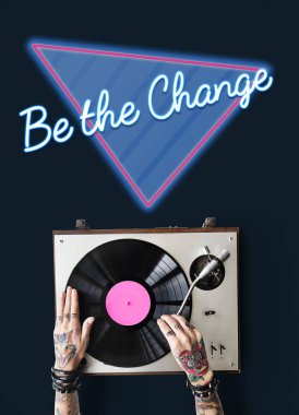 Vinil player ile dövmeli kişi. 