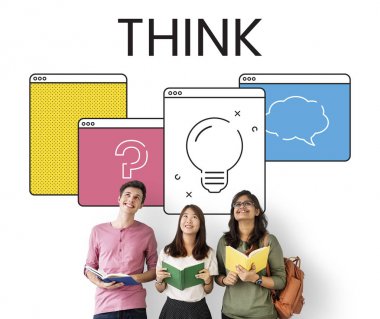 Kitaplar çok kültürlü öğrencilerle gülümseyen