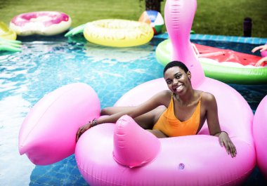 Pembe şişirilebilir tüp ile Afrikalı kadın