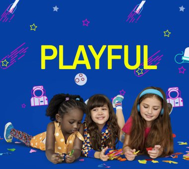 birlikte oynayan çok ırklı kızlar