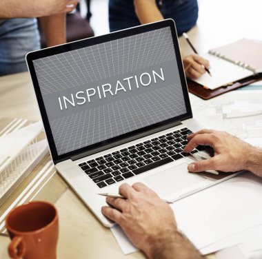 masada dizüstü bilgisayar kullanan kişi