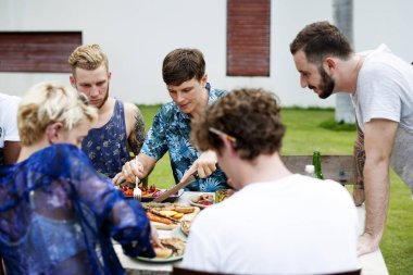 arkadaşlar Barbekü yemek 