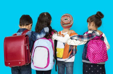 sırt çantaları shool çocuklarla