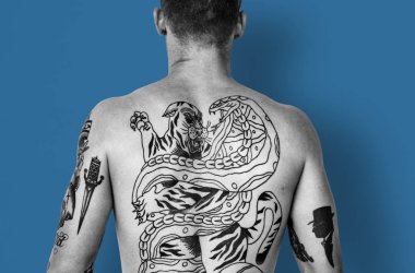 adam çıplak sırtına dövme ile