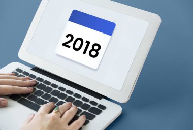 Dizüstü bilgisayarda yazan kadın klavyesi