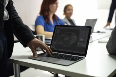 dizüstü dizüstü bilgisayarlar kullanan kişiler