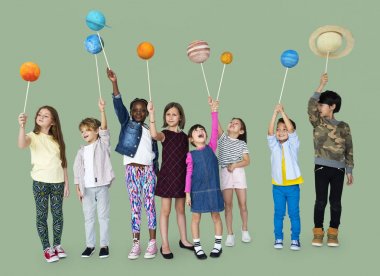 Güneş sistemi gezegenler tutan çocuk