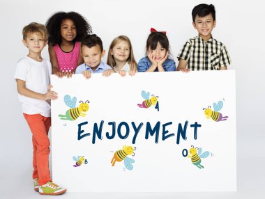 küçük çocuklar afişini holding