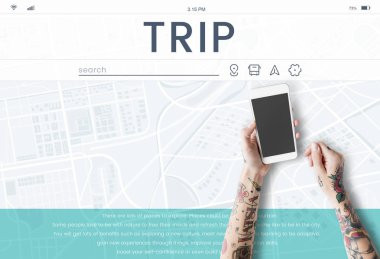 Akıllı telefon kullanan dövmeli kişi.