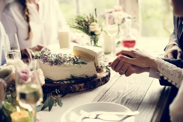 Menyasszony és vőlegény vágás esküvői torta — Stock Fotó