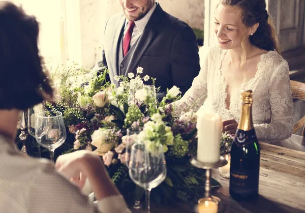 Bruden och brudgummen måltid med vänner — Stockfoto