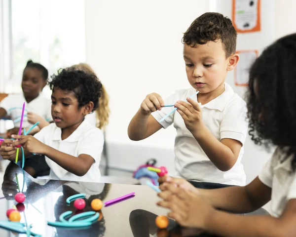 Crianças pré-escolares em sala de aula — Fotografia de Stock