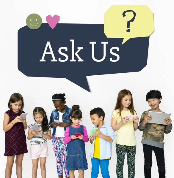 çocuklar dijital cihazlar kullanarak