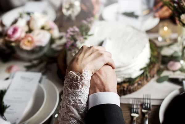 Braut und Bräutigam schneiden Hochzeitstorte — Stockfoto