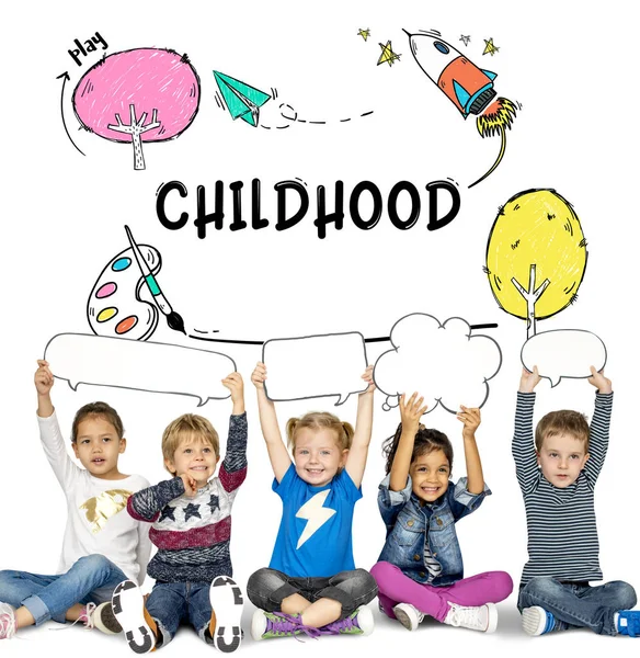 Crianças segurando nuvens de fala — Fotografia de Stock