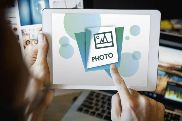 Mužské ruce ukazující na digitálním tabletu — Stock fotografie