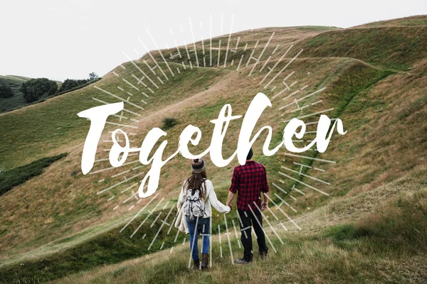 Pareja de pie en las colinas de montaña — Foto de Stock