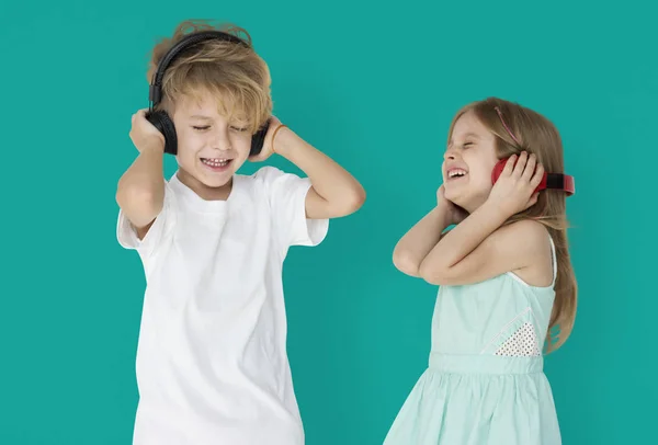 Niños disfrutando de la música en los auriculares —  Fotos de Stock