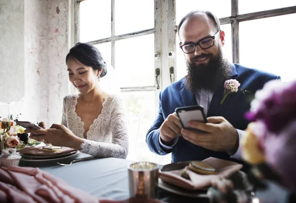 Coppia sposata al tavolo delle nozze — Foto Stock
